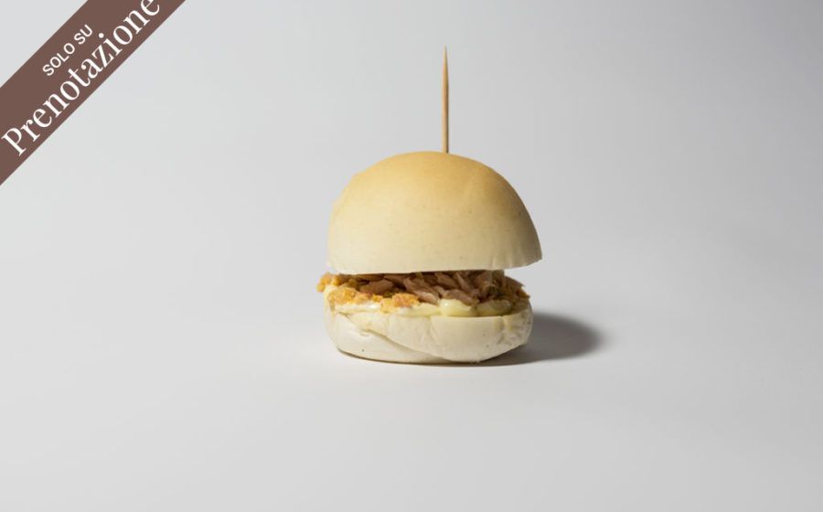 Mini hamburger con stuzzicadenti, su uno sfondo bianco.