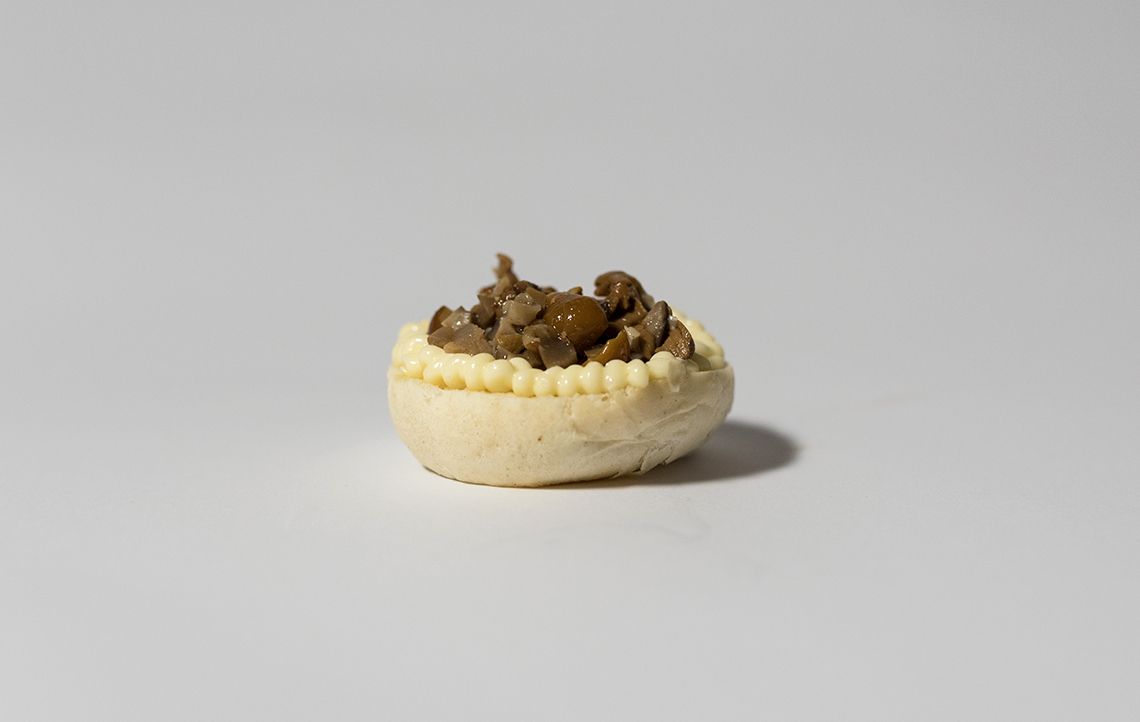 Mini crostata ripiena di carne.