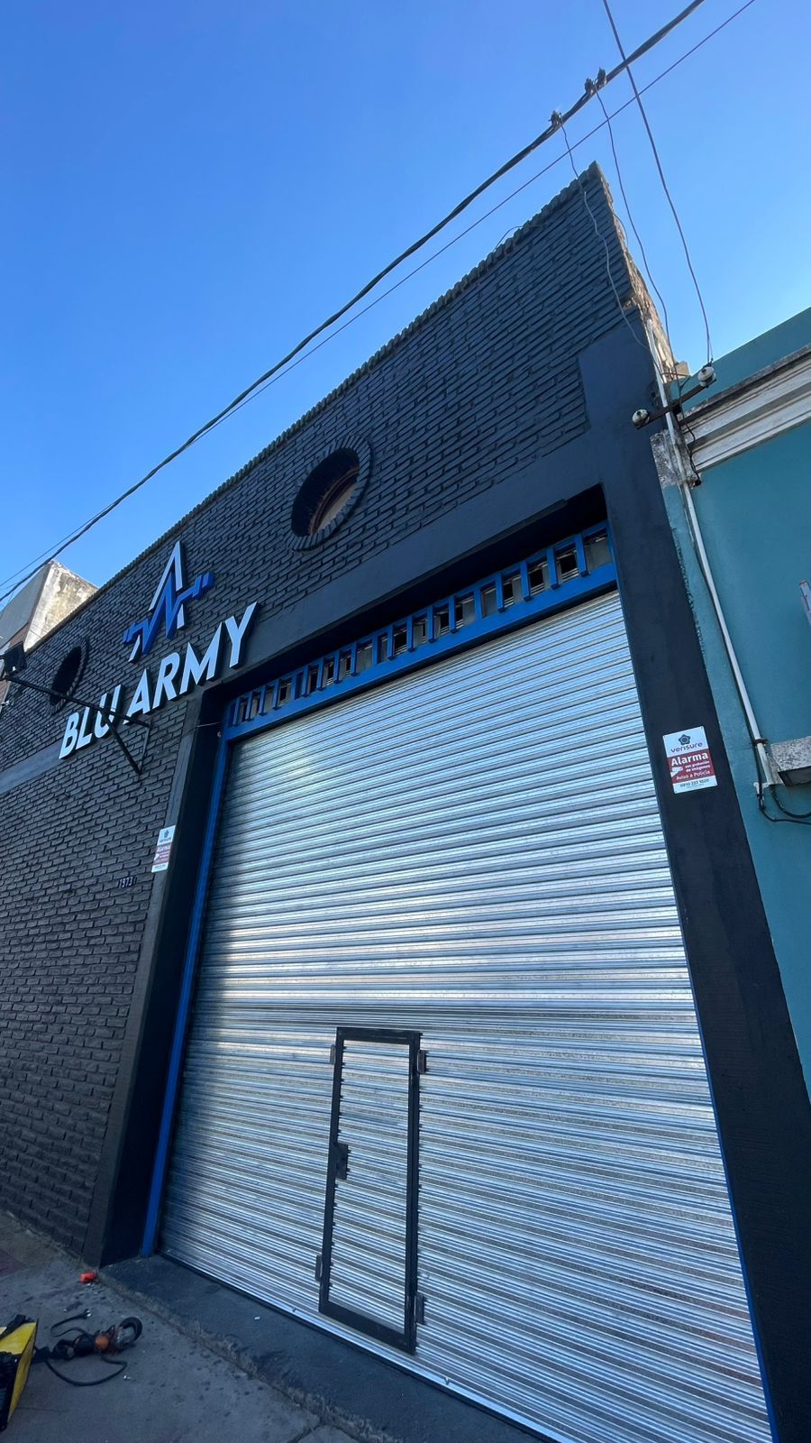 Exterior de un edificio con un cartel azul de