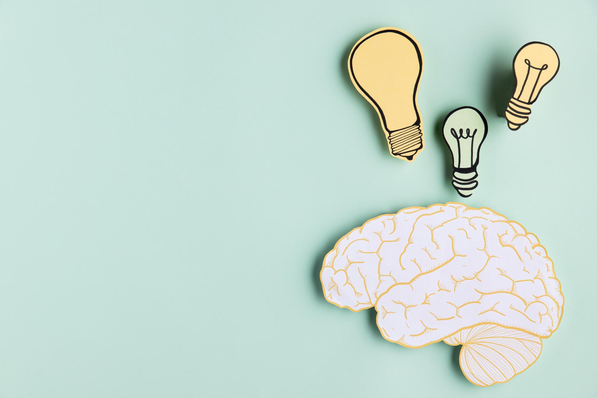 Un cervello da cui escono tre lampadine