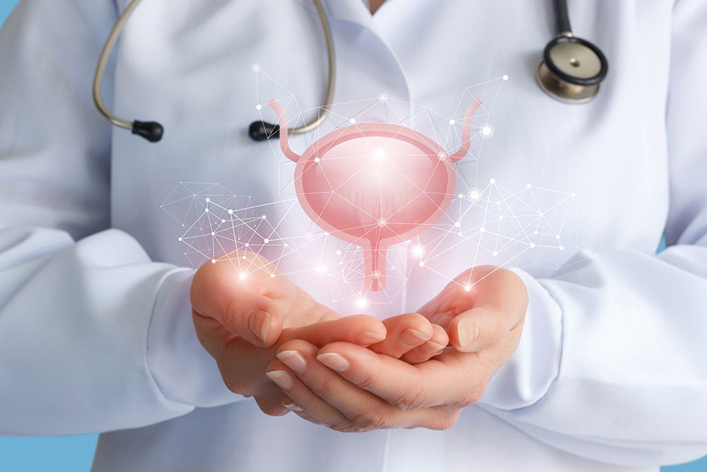 Médico segurando um ícone luminoso da bexiga, em tom rosa, acima das mãos em concha.
