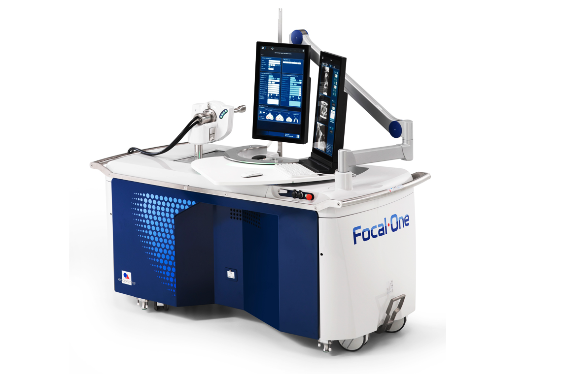 Sistema de laser médico nas cores azul e branco, com tela sensível ao toque e braço articulado, mont