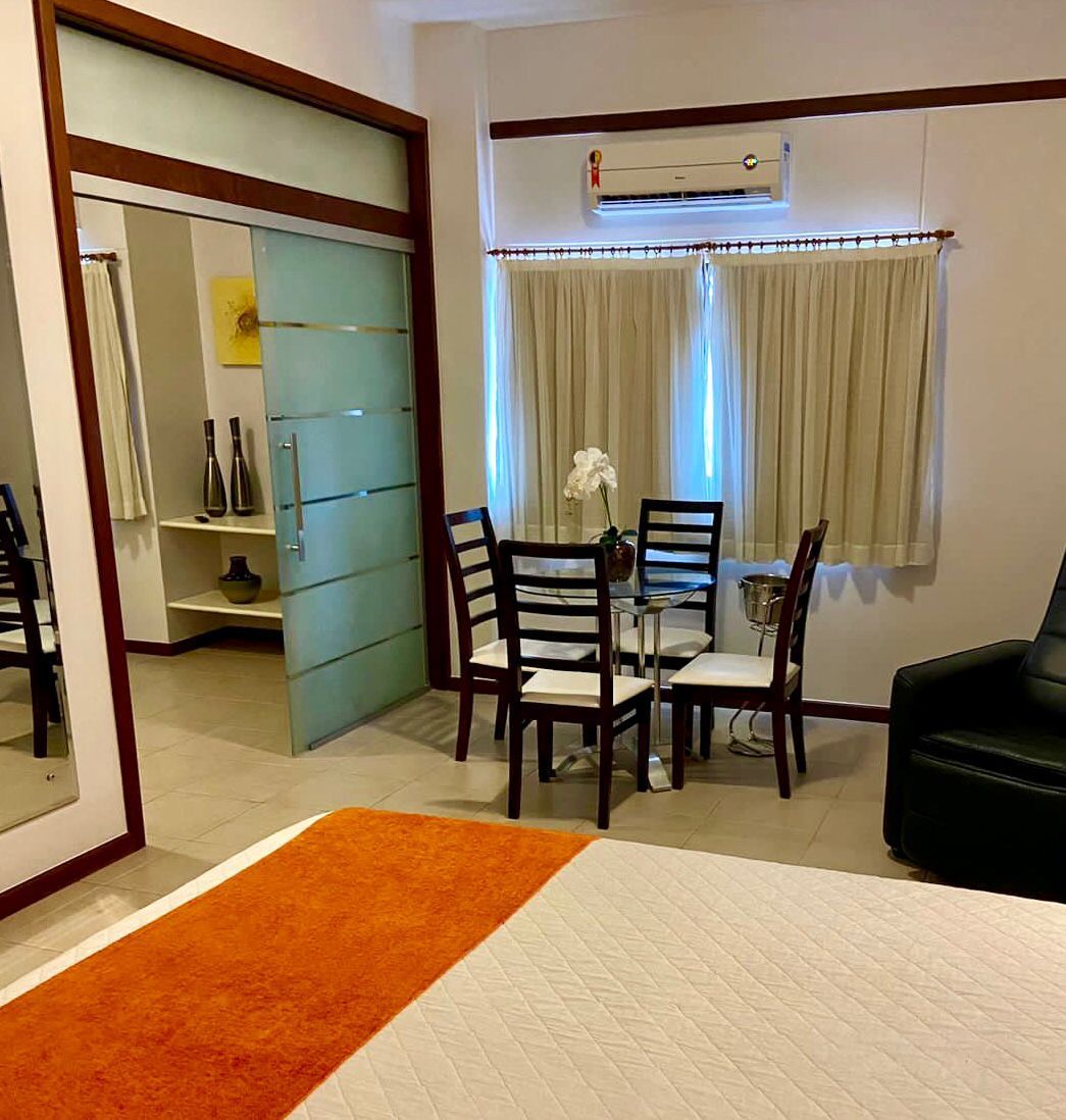 Um quarto do Hotel Portal da Perincesa com uma mesa e cadeiras