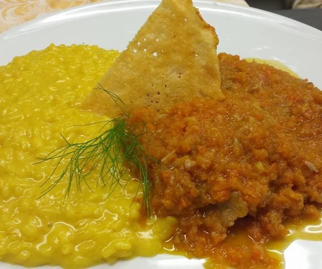 Un primo piano di un piatto di cibo con riso e salsa