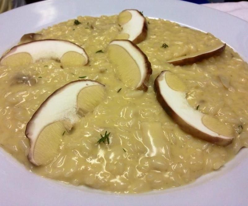 Un primo piano di un piatto di cibo con funghi sopra