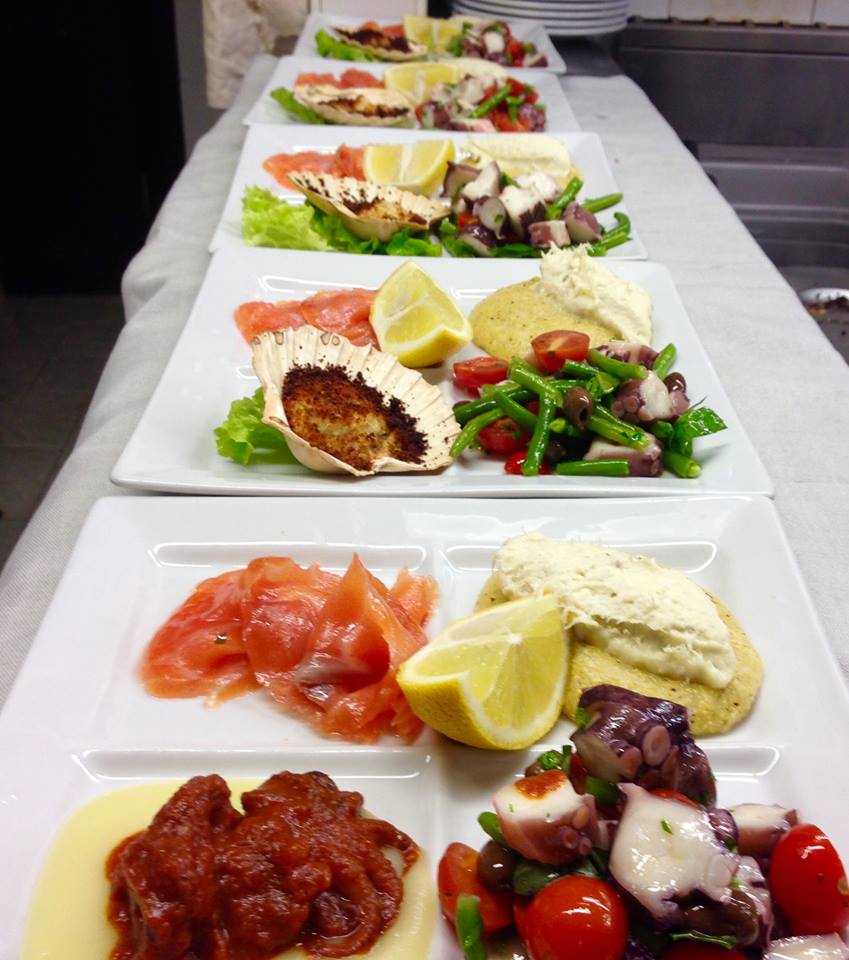 Una fila di piatti di cibo su un tavolo