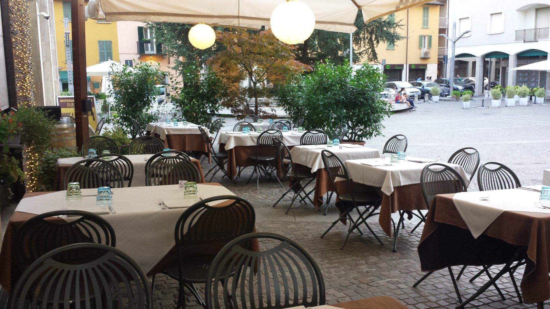 Un ristorante con molti tavoli e sedie all'esterno