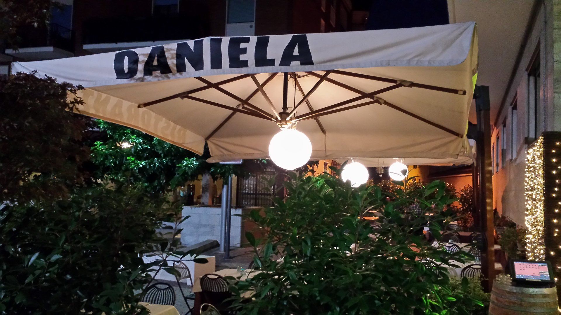 Un grande ombrello bianco con il nome Daniela sopra