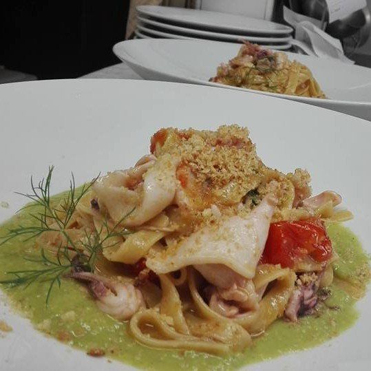 Un primo piano di un piatto di cibo con salsa verde
