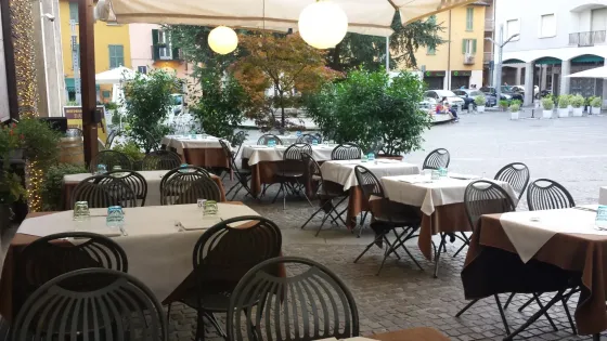 dehor esterno nella piazza pirincipale di Trezzo