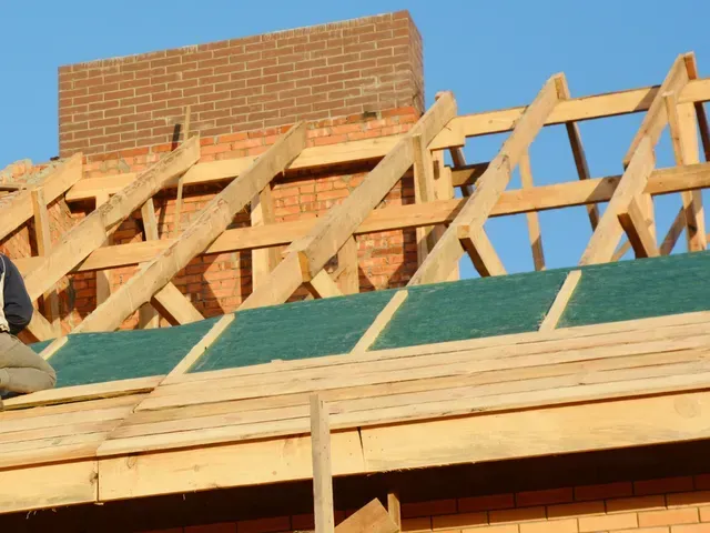 Plaatsing van een nieuw dak voor een duurzame, goed geïsoleerde en weerbestendige woning.