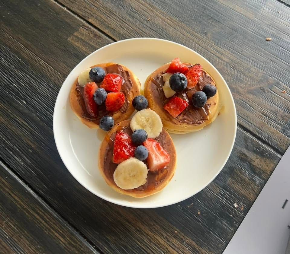 Stevie-Lee, pikelets with berries