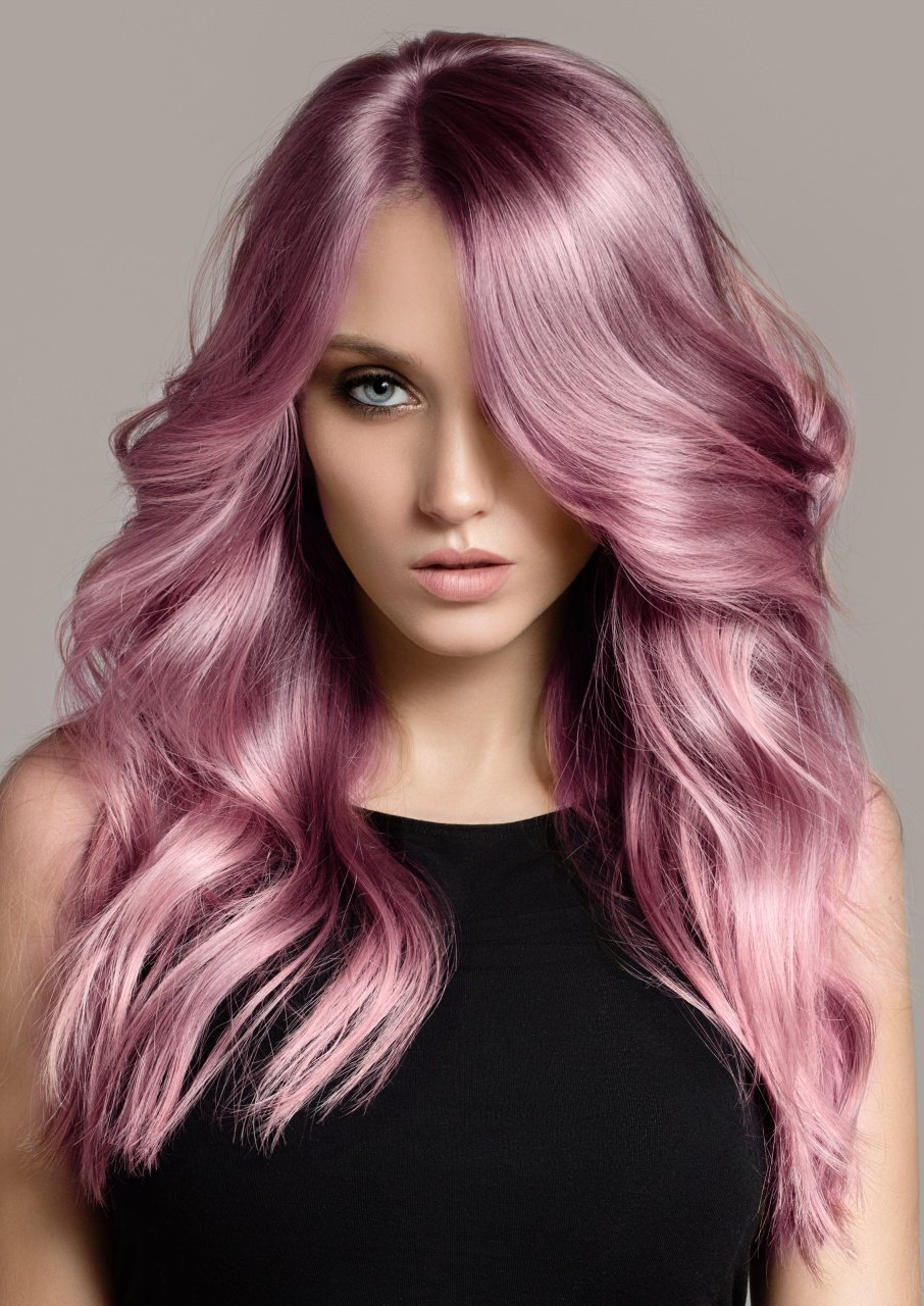 Eine Frau mit langen rosa Haaren trägt ein schwarzes Kleid.