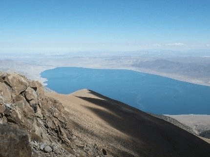 A view of a lake from the top of a mountain.