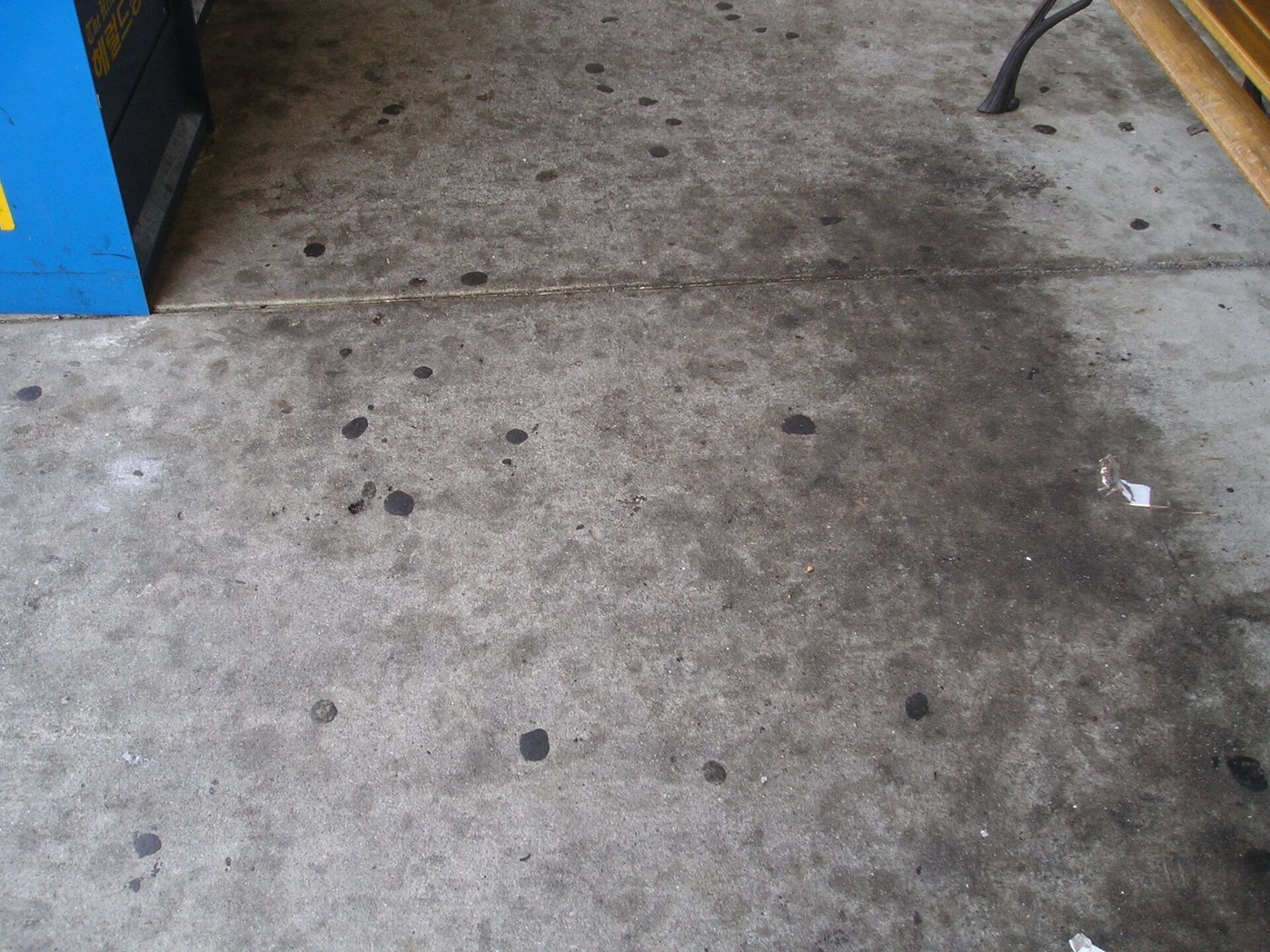 commercial building walk way befor removing Gums