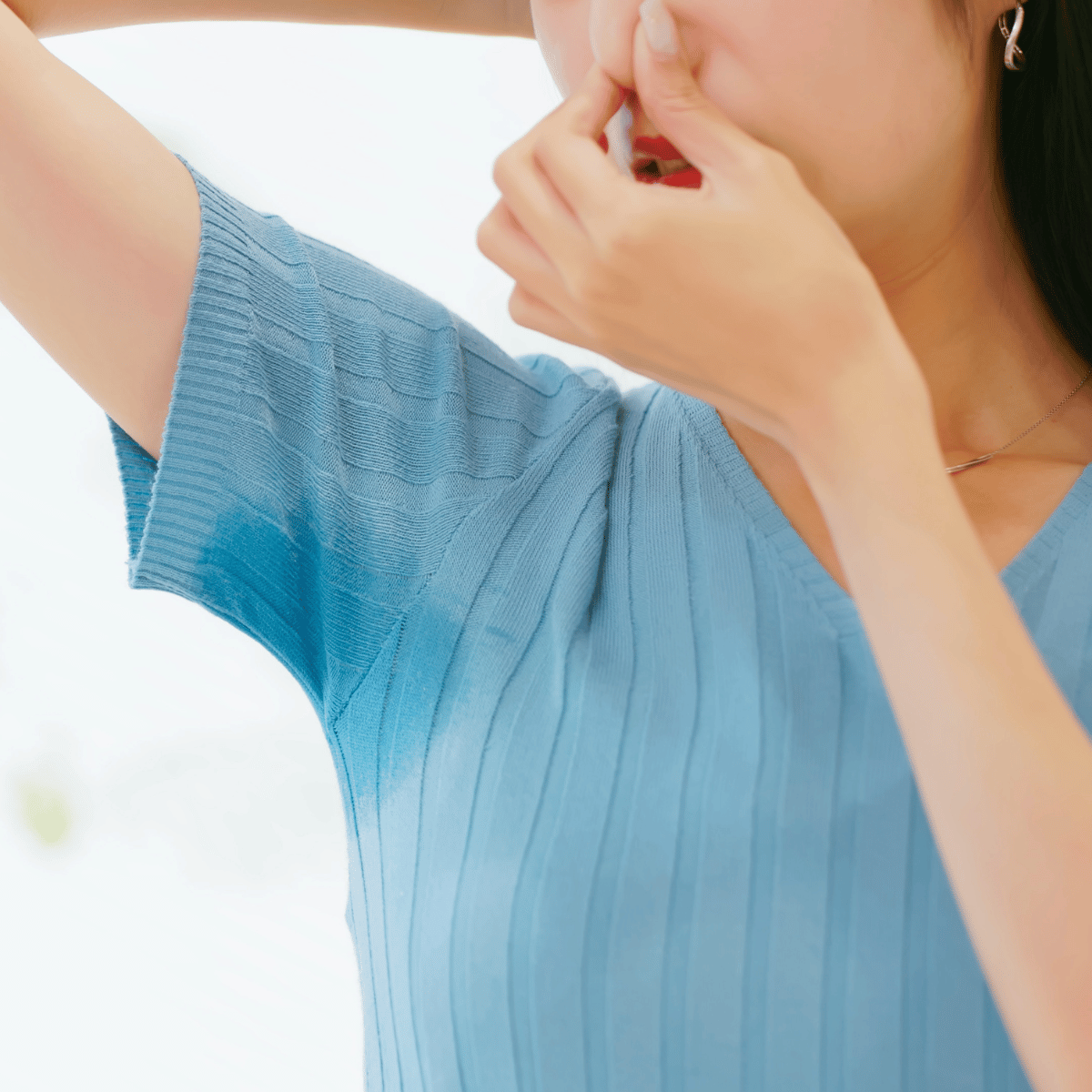 Woman worried about underarm odor - YAAN Clinic Gangnam, Seoul