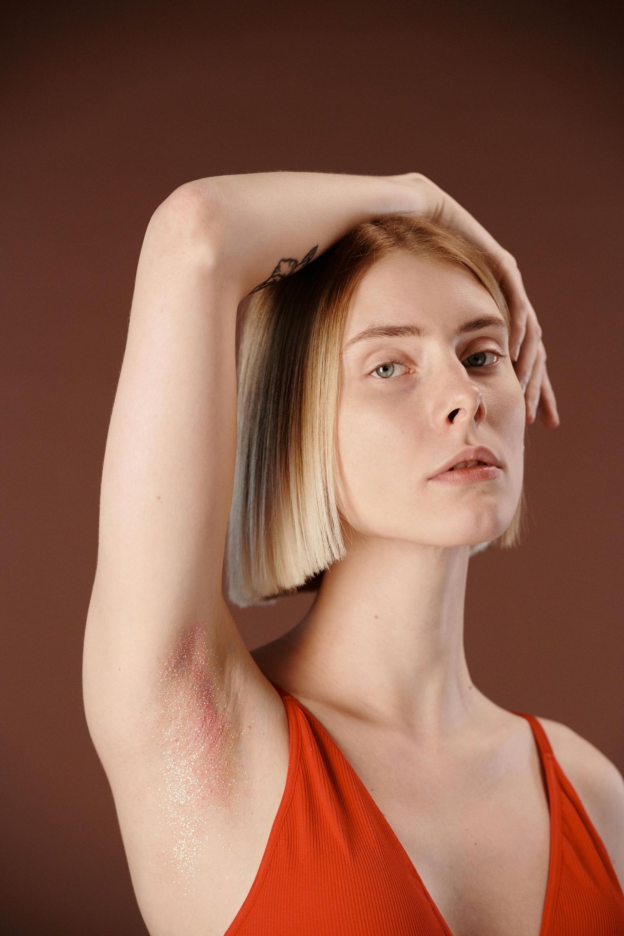 Woman raising her arm showing a dry underarm - YAAN Clinic Gangnam, Seoul