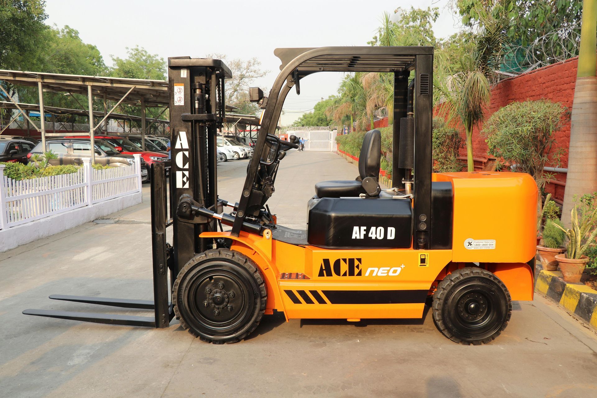 Carretilla elevadora ACE NEO AF40D color naranja, estacionada al aire libre.