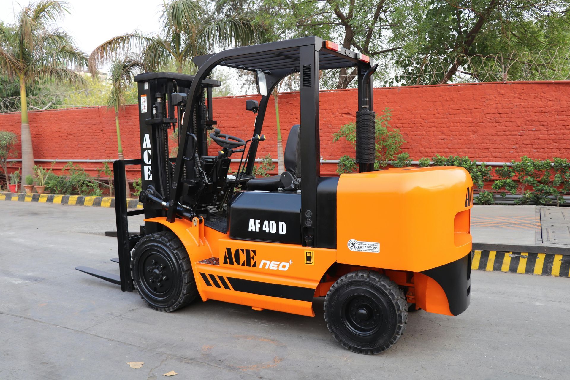 Carretilla elevadora ACE AF40D de color naranja y negro sobre pavimento.
