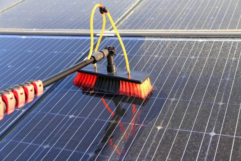 pulizia di un pannello solare