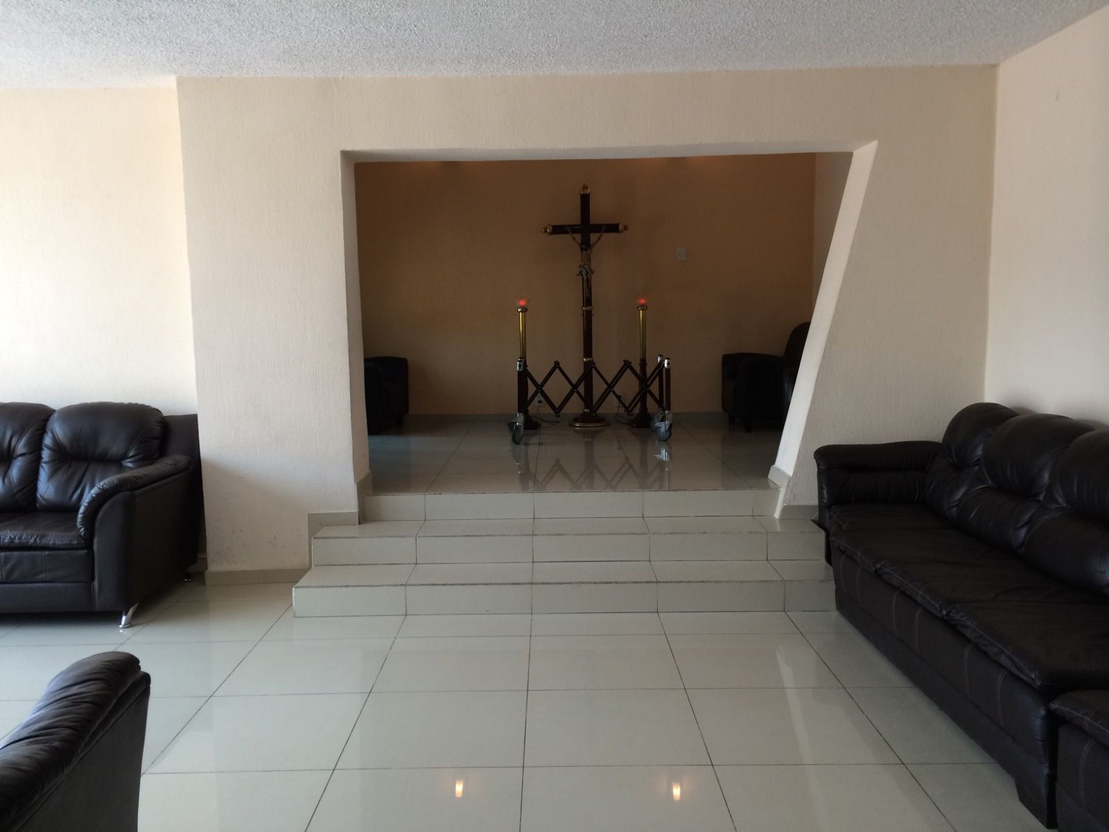 Una sala de estar con una cruz en el medio.