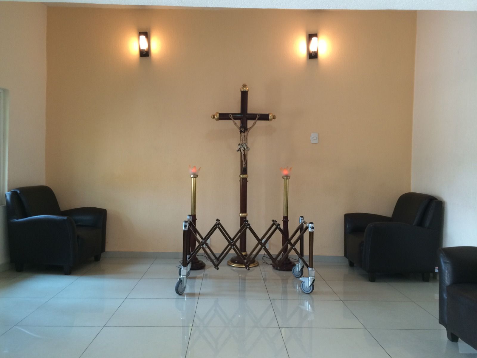 Una habitación con una cruz y velas en ella.