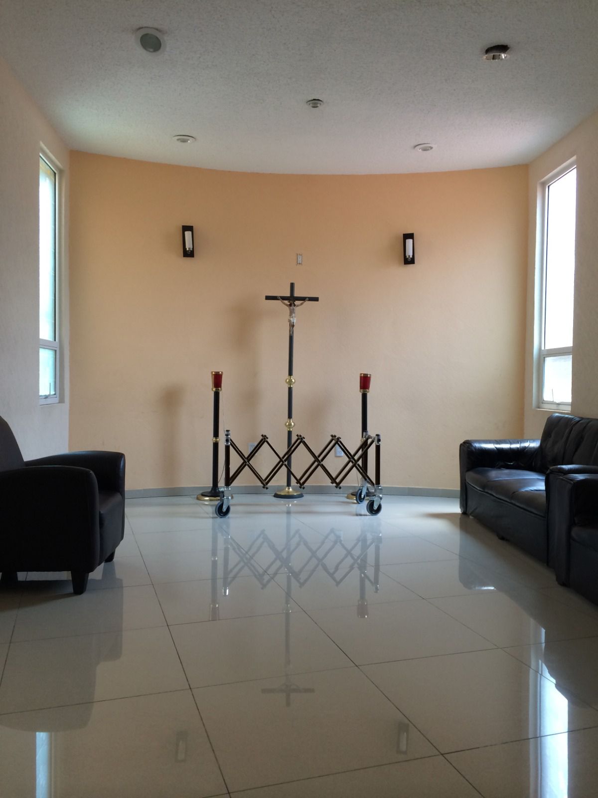 Una habitación con una cruz y velas en ella.