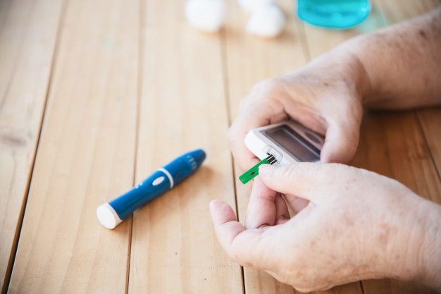 paciente realizando exame de glicemia para detectar e controlar a diabetes