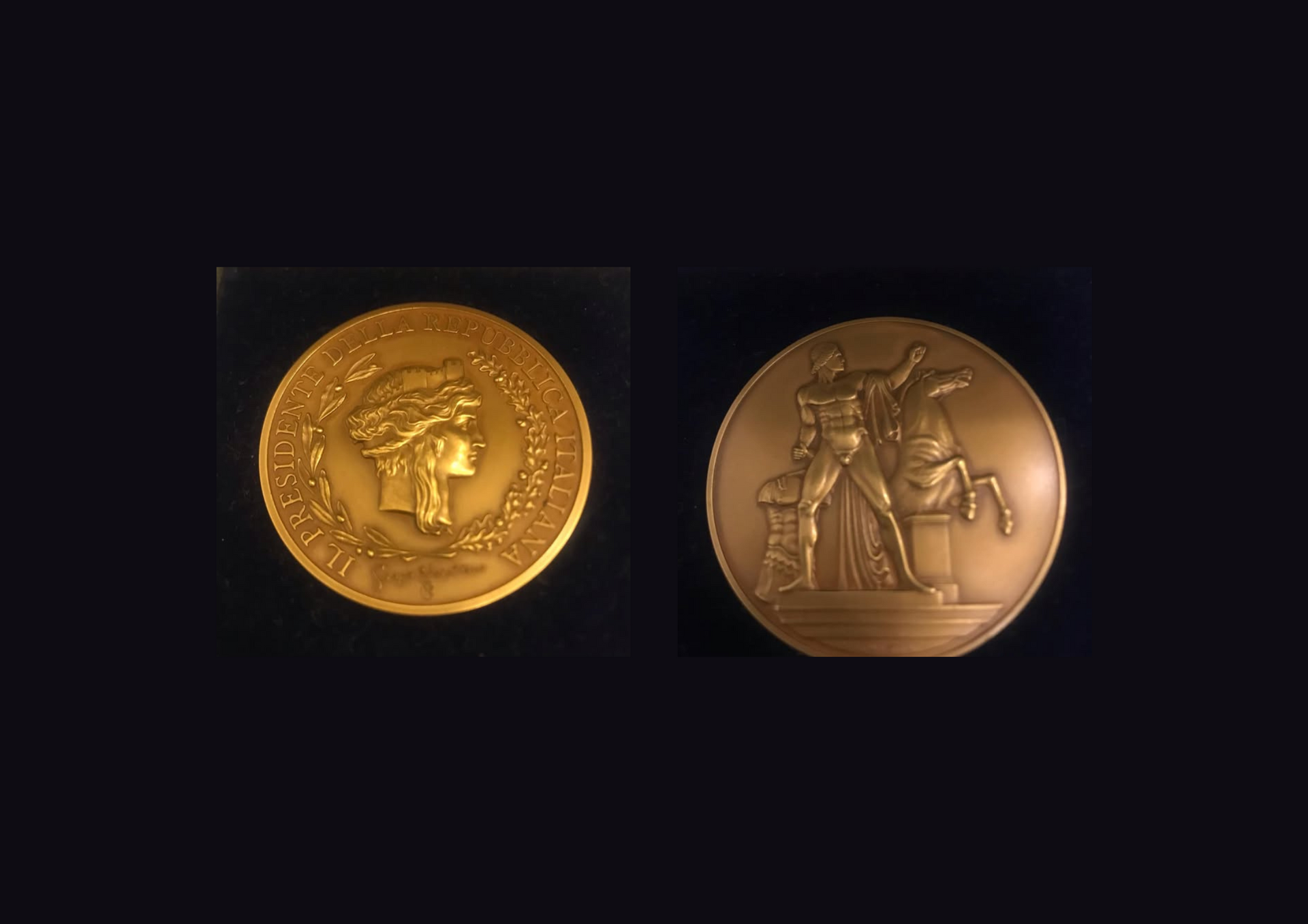 Una moneta d'oro e una moneta di bronzo su sfondo nero