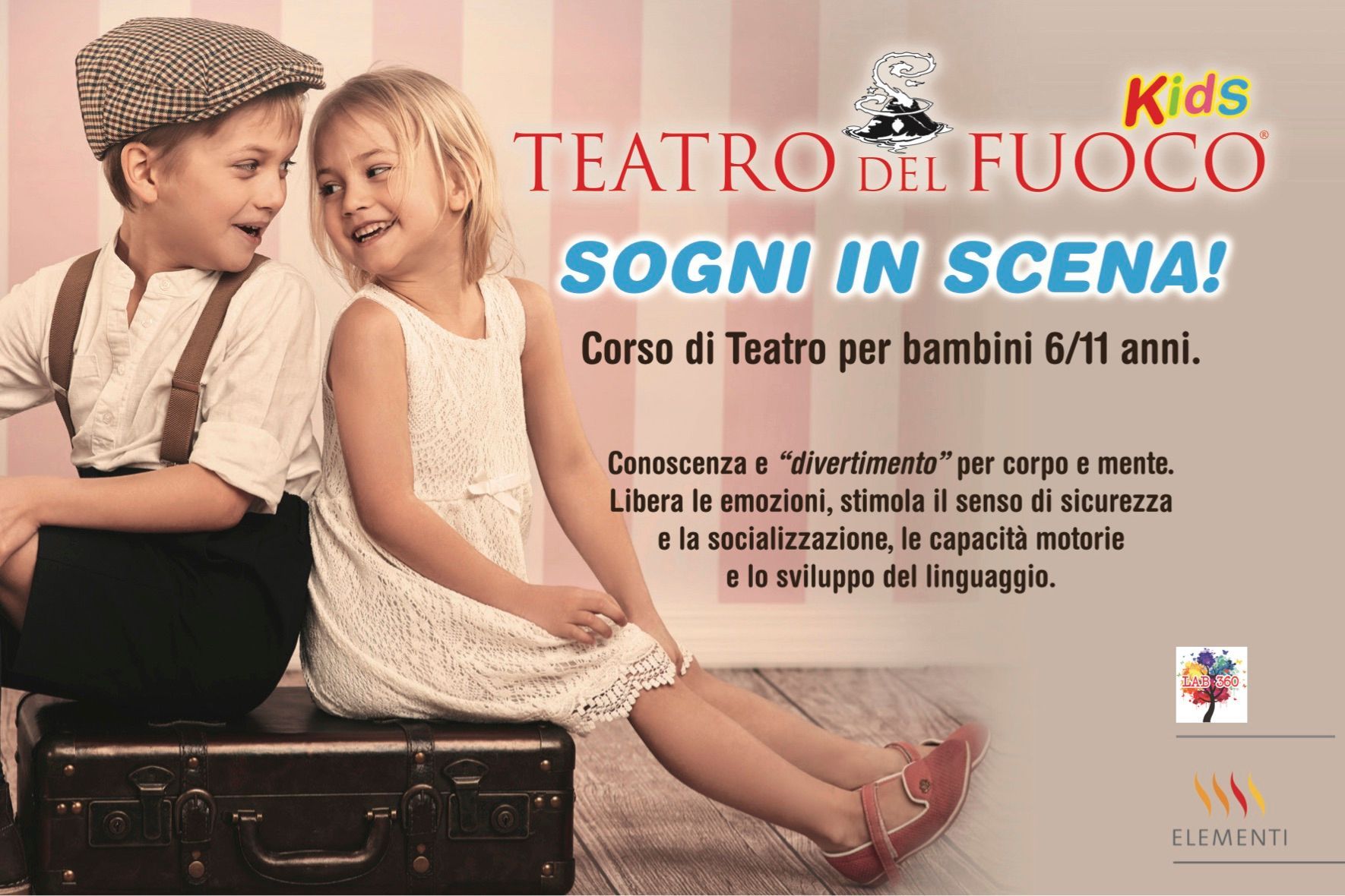 Un ragazzo e una ragazza sono seduti su una valigia.