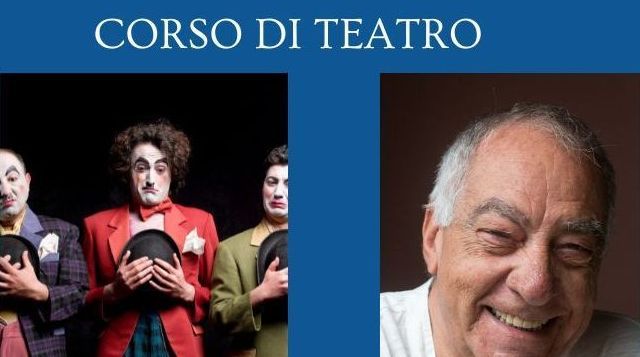 Un uomo sorride accanto a un gruppo di clown