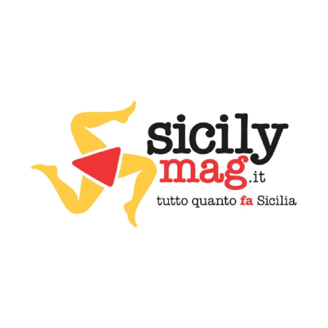 Un logo per Sicily Mag.it mostra le gambe di una donna