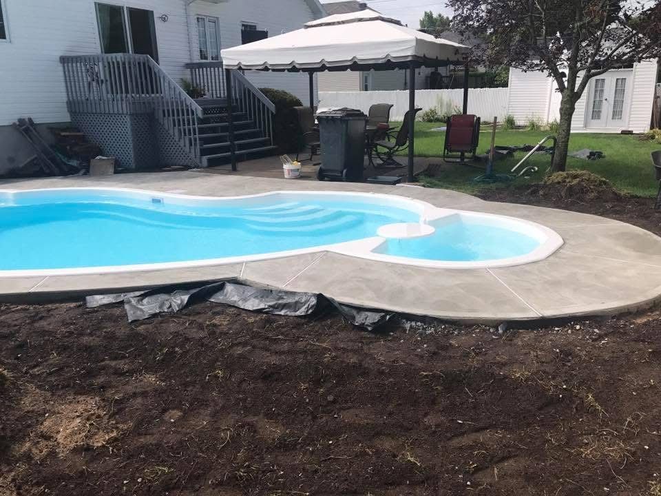 Une piscine avec un auvent blanc dans l'arrière-cour
