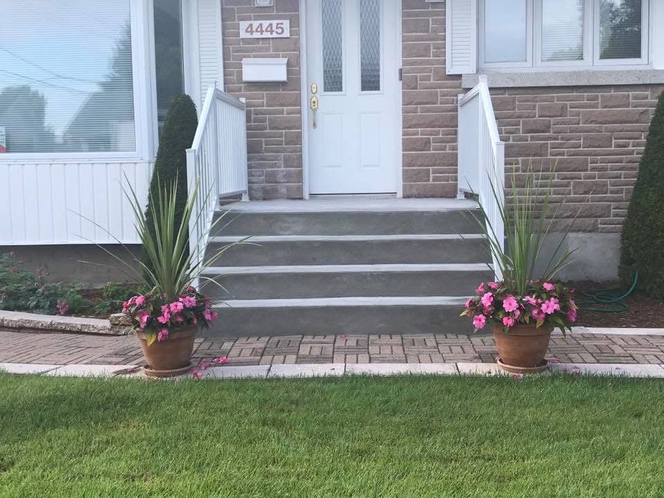 Une maison avec le numéro 4440 sur la porte d'entrée