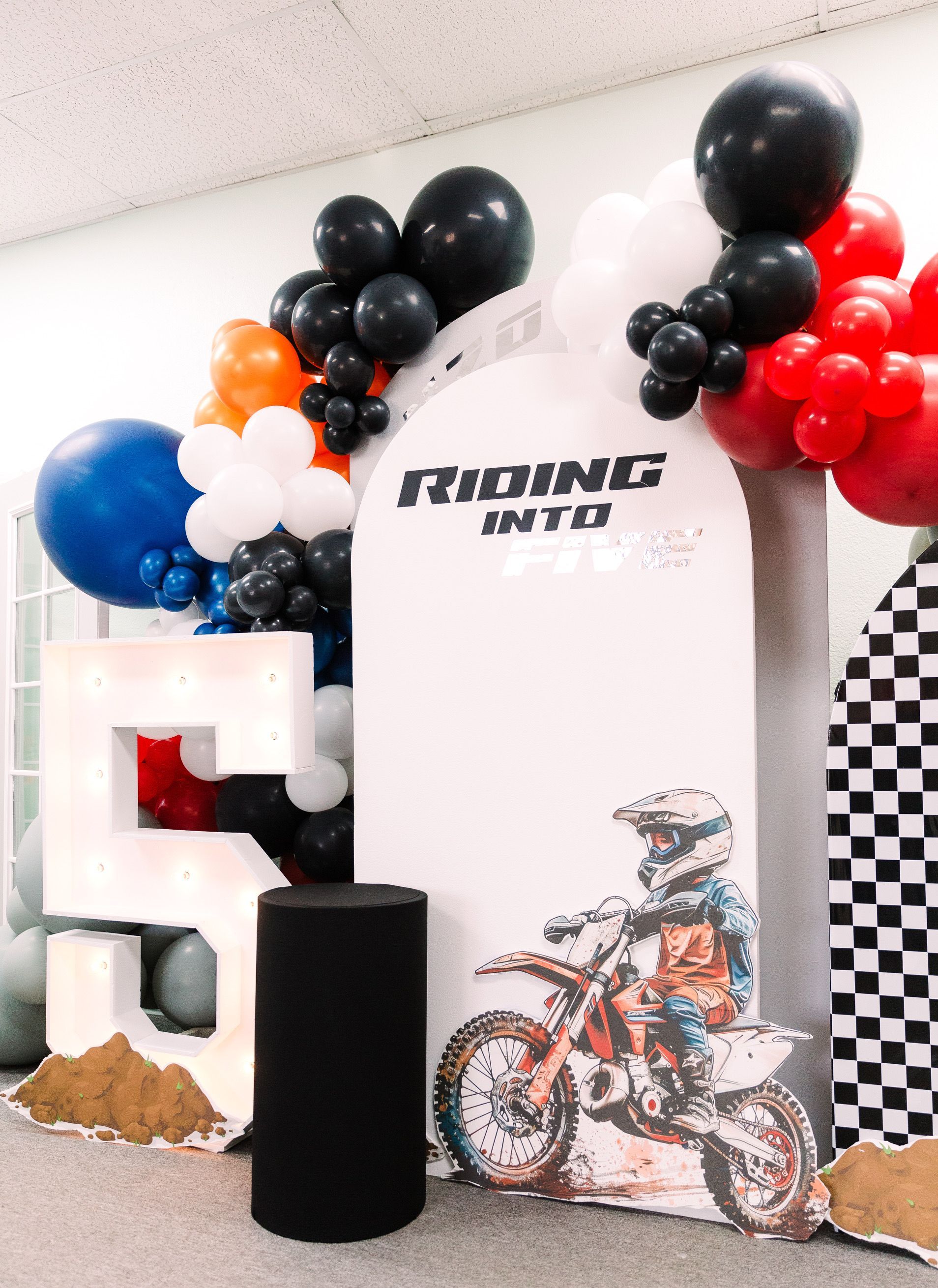Racing-themed balloon display with a large “5,” Yamaha logo, and motocross bike backdrop