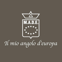 Logo marrone con la scritta “MADE” e le stelle dell’UE sopra il testo italiano “Il mio angolo d’europa”