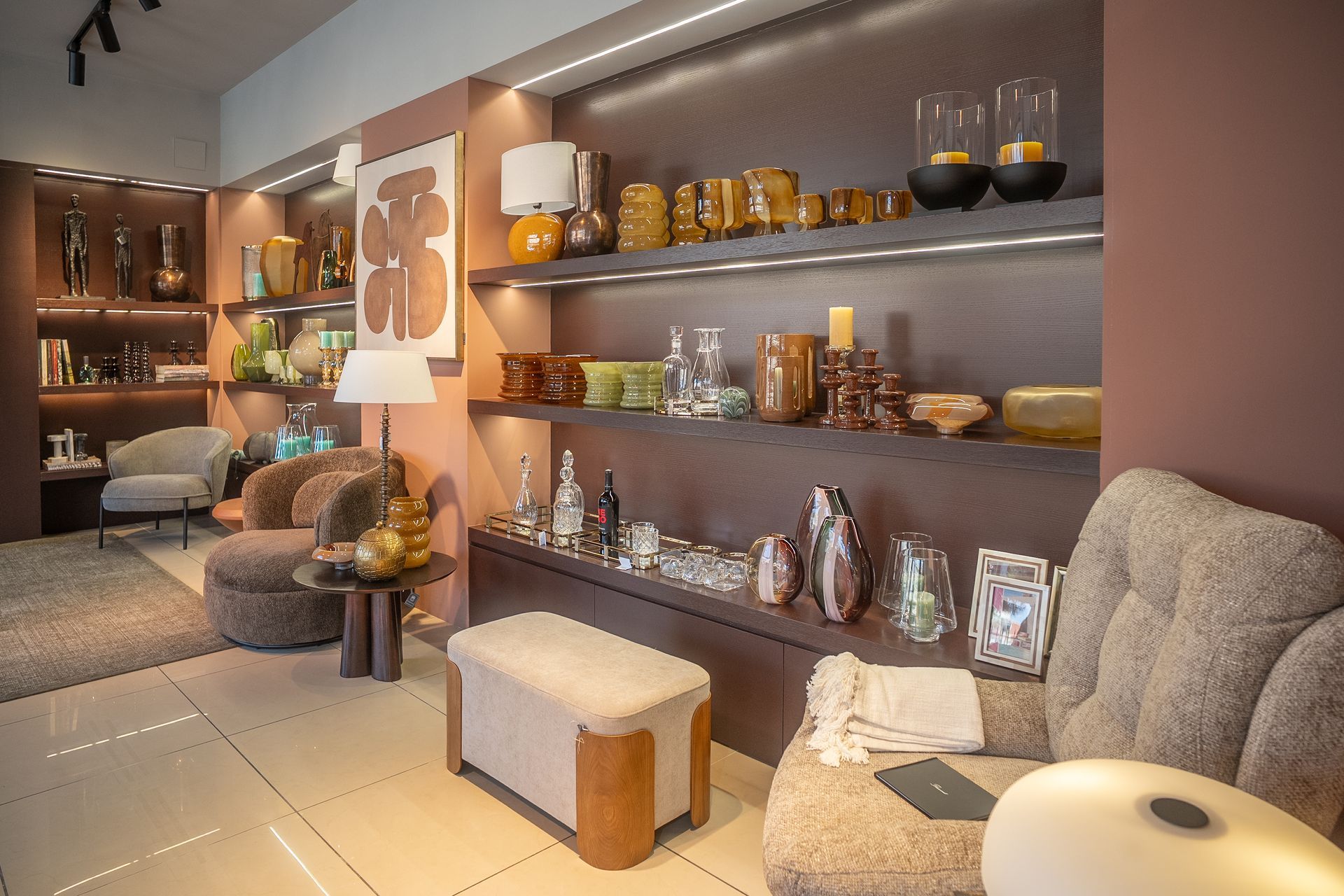 Accogliente salotto moderno con mensole decorative, comode sedute e una calda illuminazione ambientale.