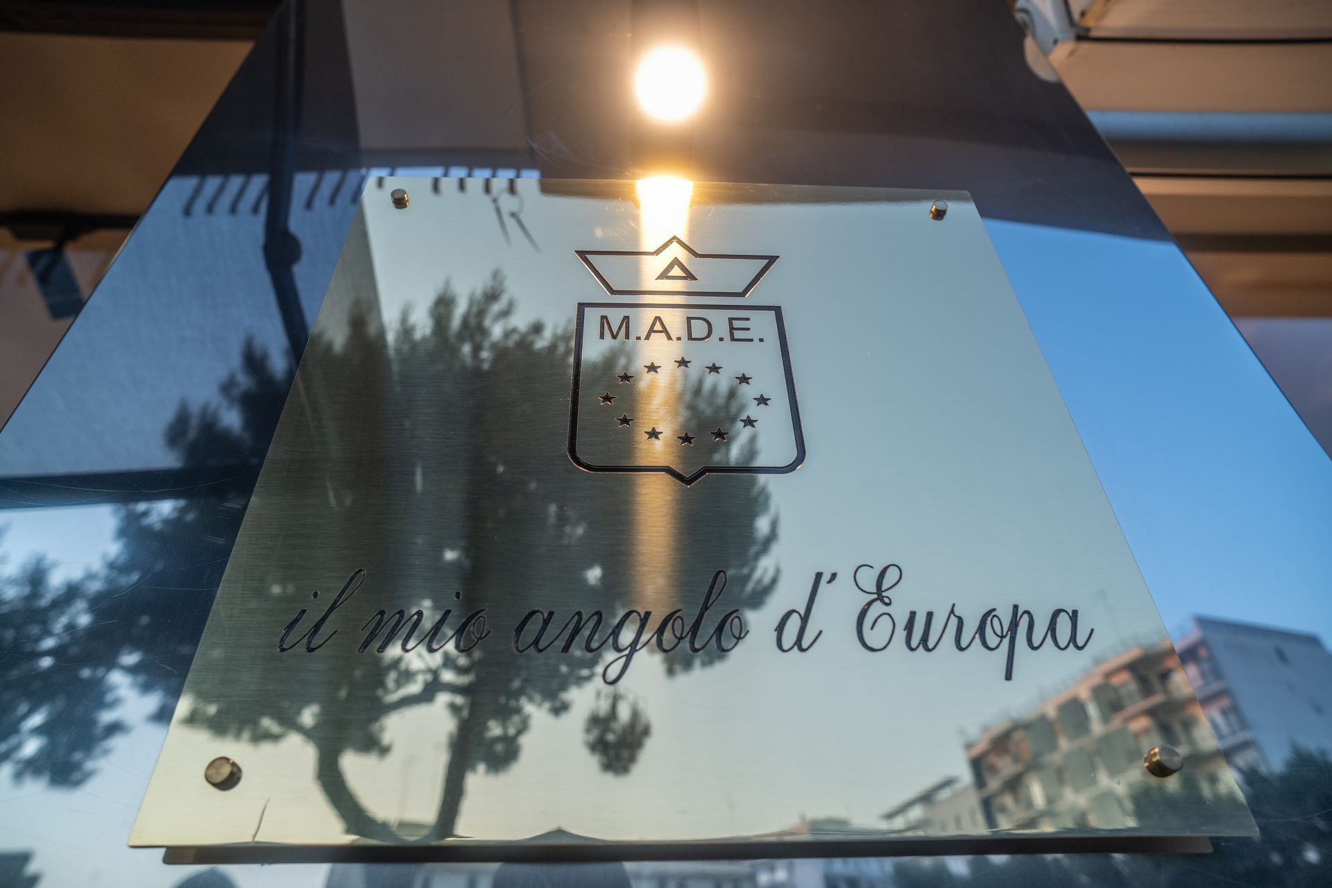 Insegna riflettente del negozio con logo