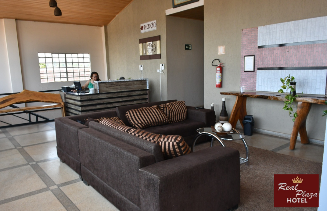 Um lobby de hotel com um sofá e uma mesa