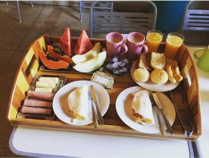 Uma bandeja de madeira com uma variedade de alimentos