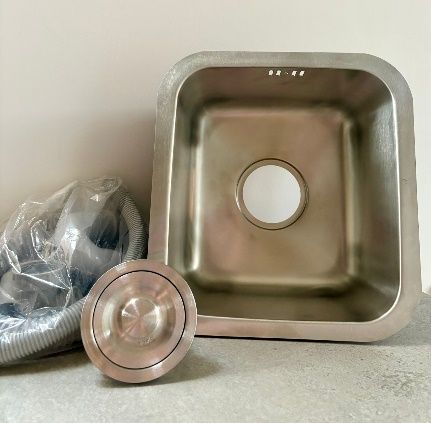 Fregadero de cocina de acero inoxidable con componentes de desagüe, nuevo.