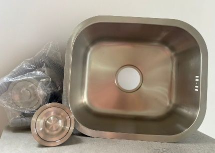Fregadero de cocina de acero inoxidable con desagüe y fontanería.