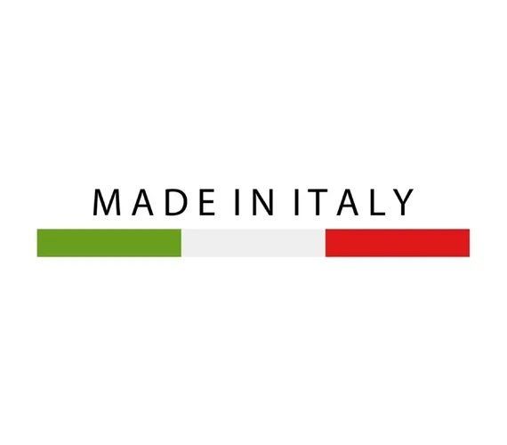 Un logo made in italy con una striscia verde, bianca e rossa.