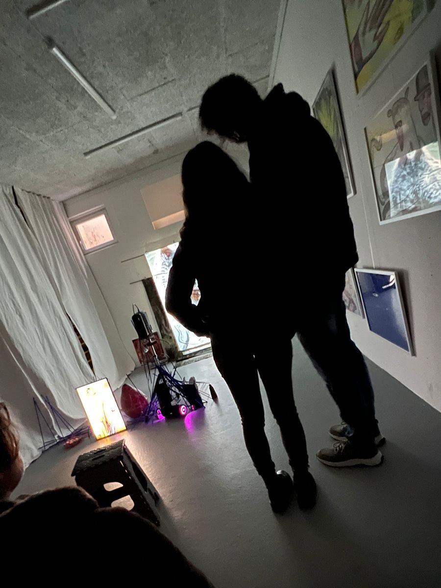 Besucher einer Ausstellung
