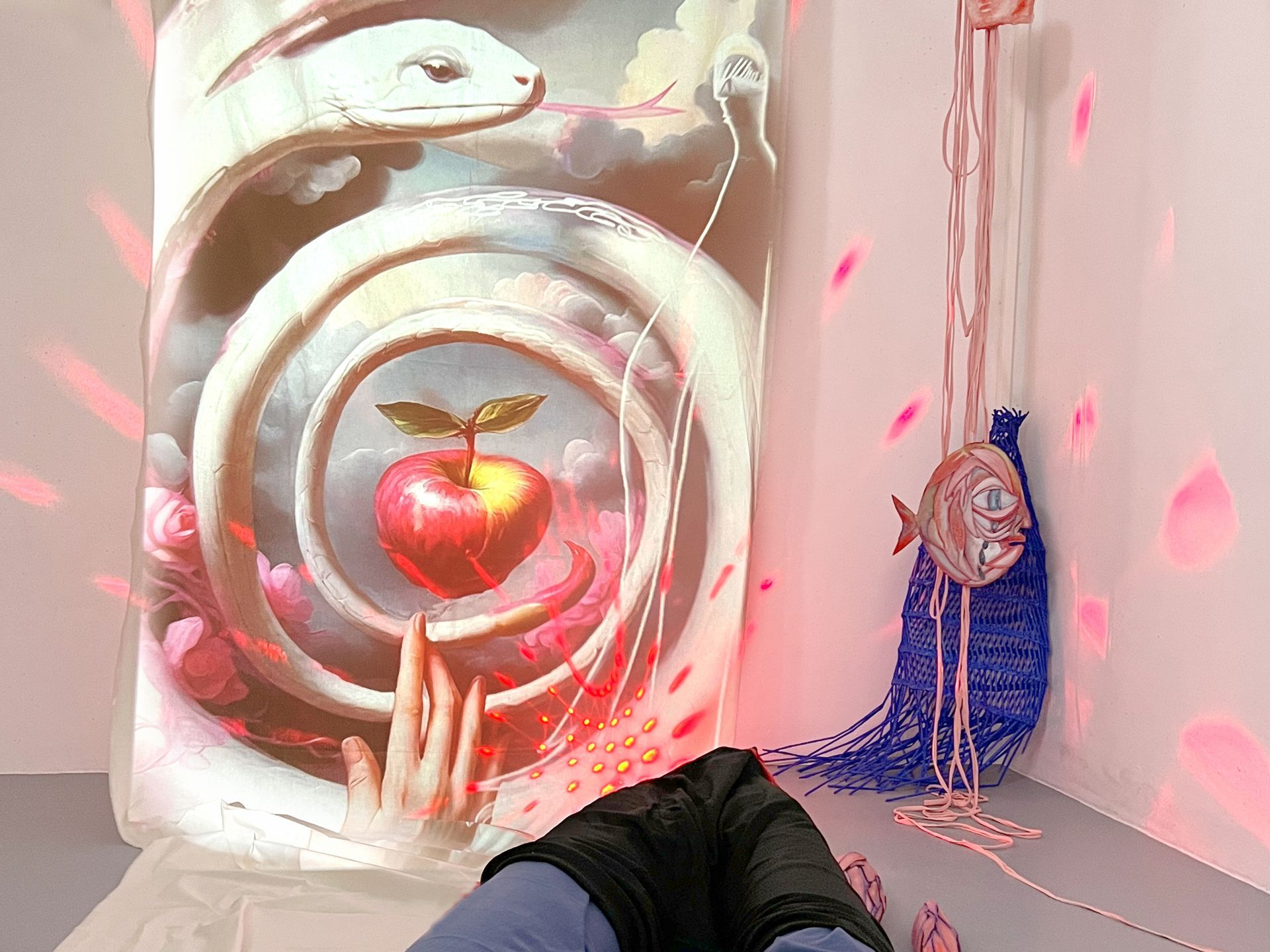 der Apfel in der Ausstellung versucht uns alle
