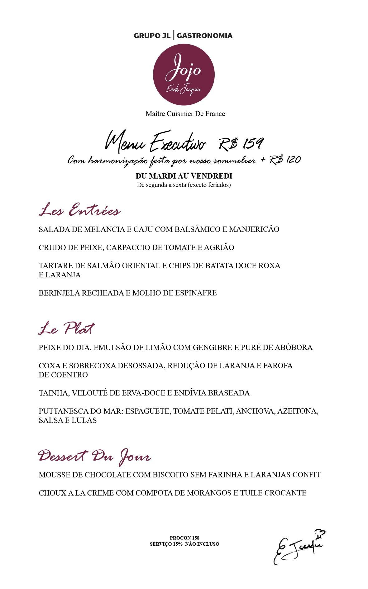 Convite de casamento rosa e branco com texto cursivo, monograma na parte superior e assinatura na parte inferior.