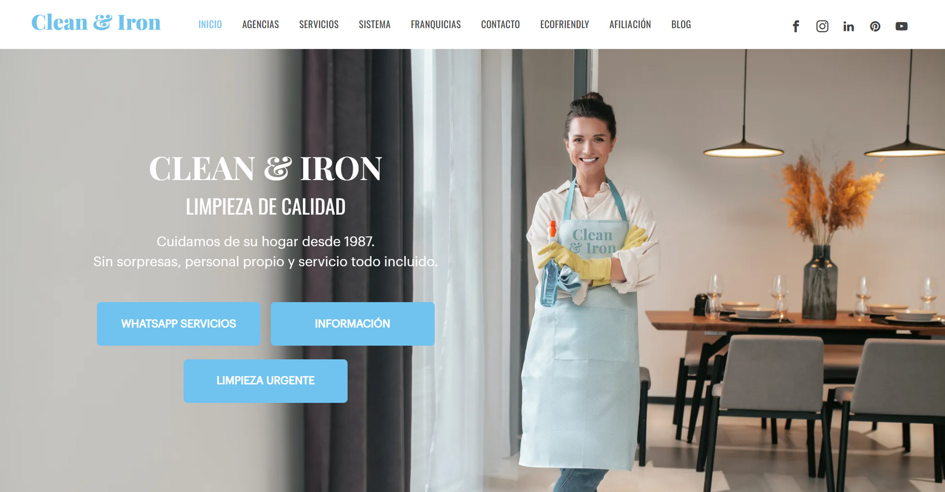 Mujer con delantal sonriendo, de pie en un comedor moderno. Banner del sitio web Clean & Iron.