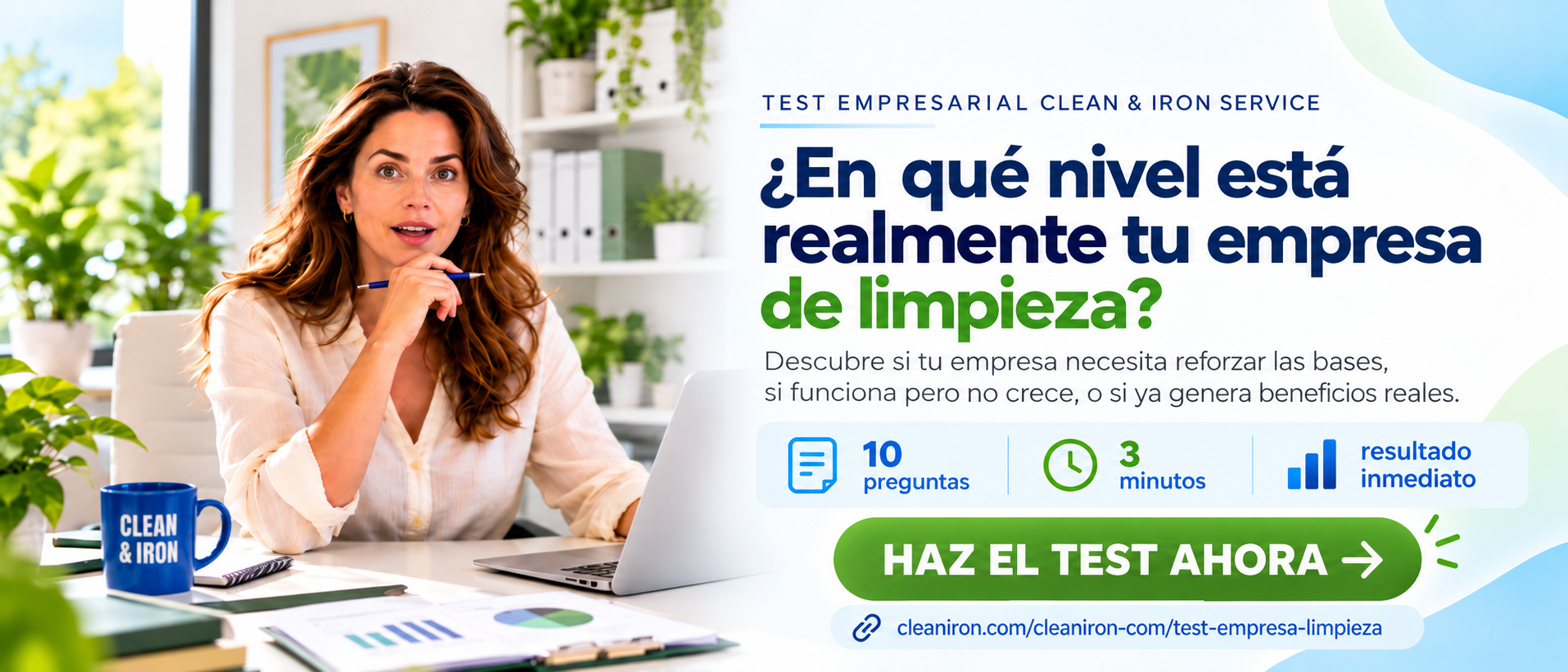 Mujer en oficina con laptop junto al texto “¿En qué nivel está realmente tu empresa de limpieza?”