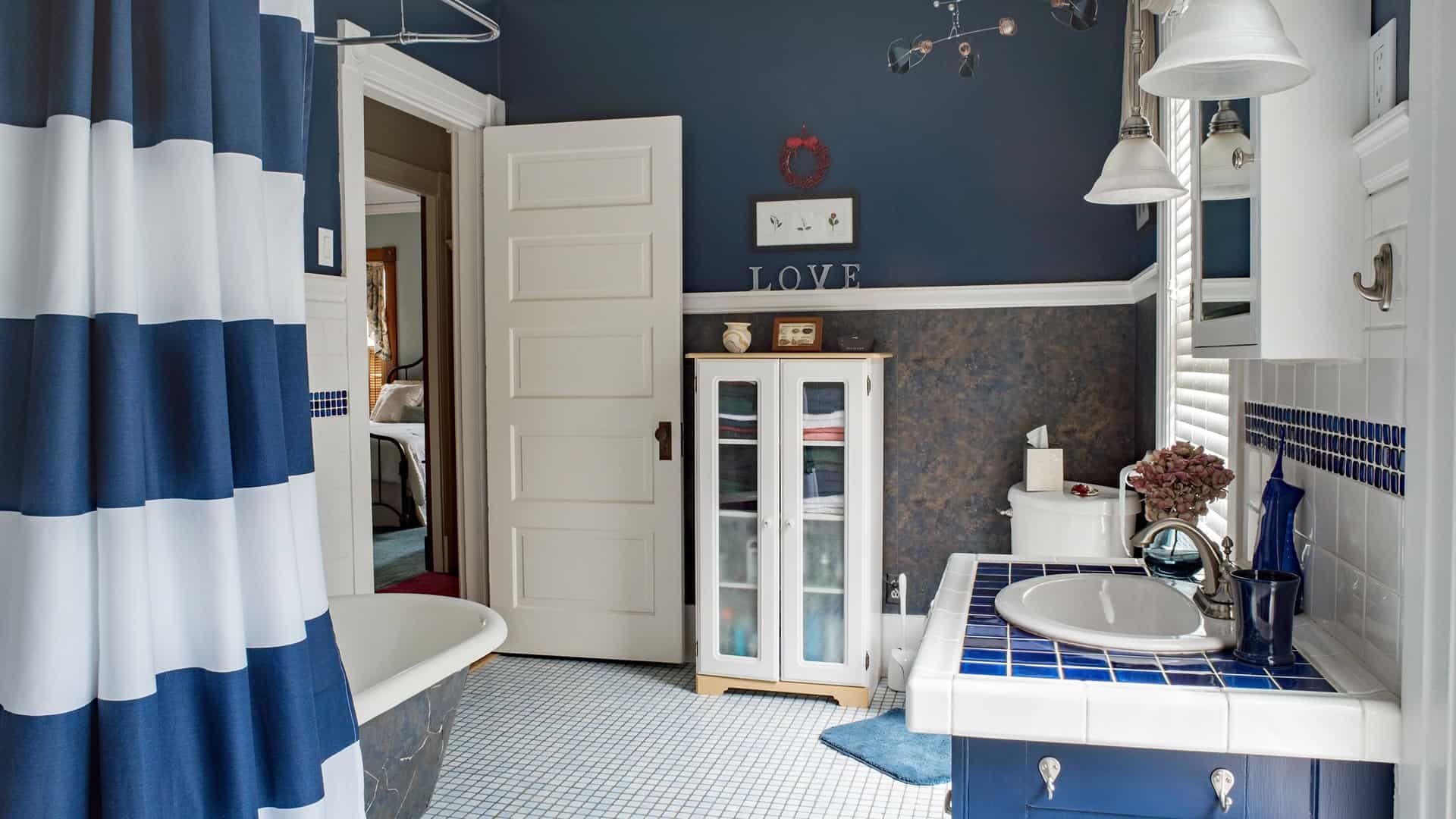 Benjamin Moore AURA® Color Stories® paint in a bathroom near Corning or Vestal, New York (NY)
