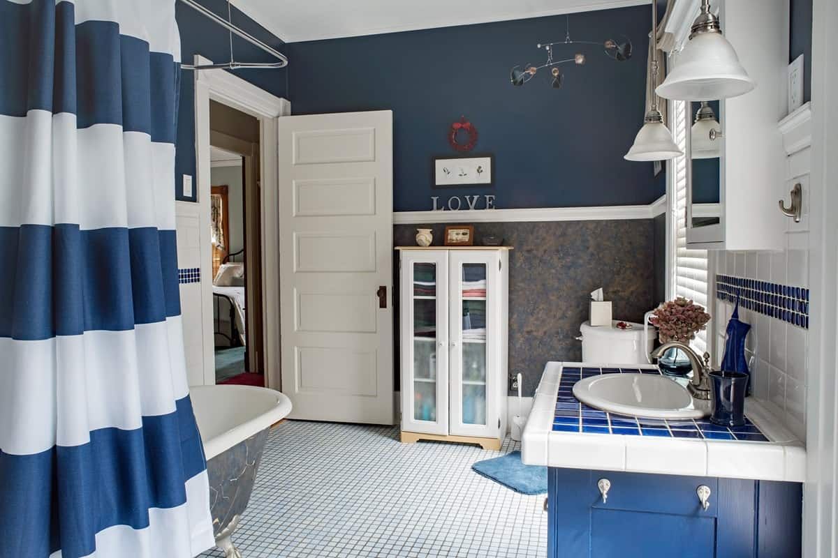 Benjamin Moore AURA® Color Stories® paint in a bathroom near Corning or Vestal, New York (NY)
